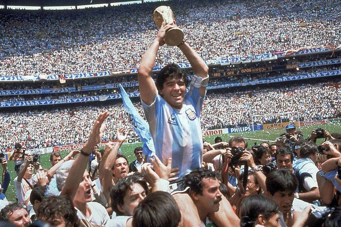 Và đây là Maradona khi cùng đội tuyển Argentina lên ngôi ở Wolrd Cup 1986